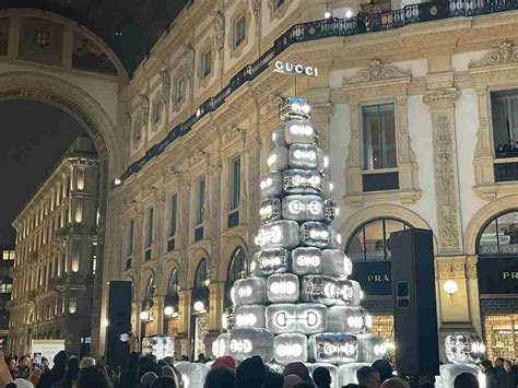 alberi di gucci|Natale, Milano accende l'albero di Gucci .